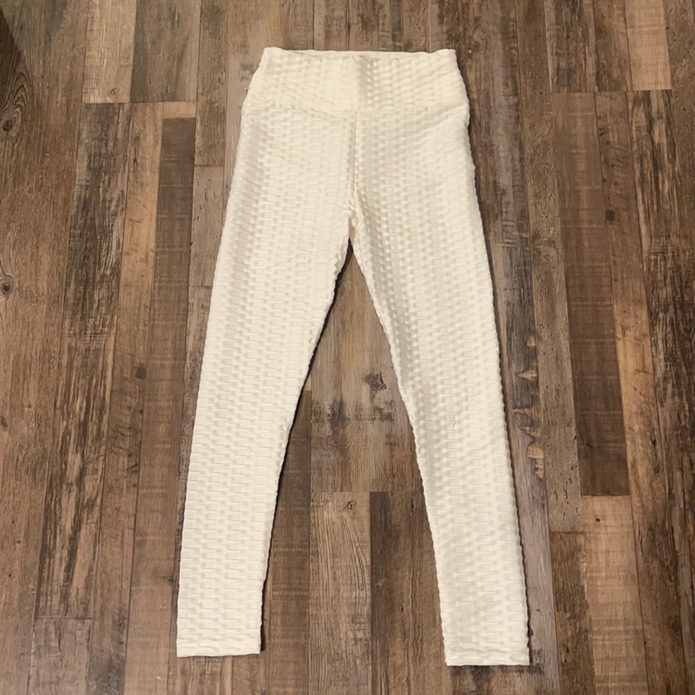 *BRAND NEW* white leggings with booty scrunch ; size: S ; condition: *BRWND NEW*